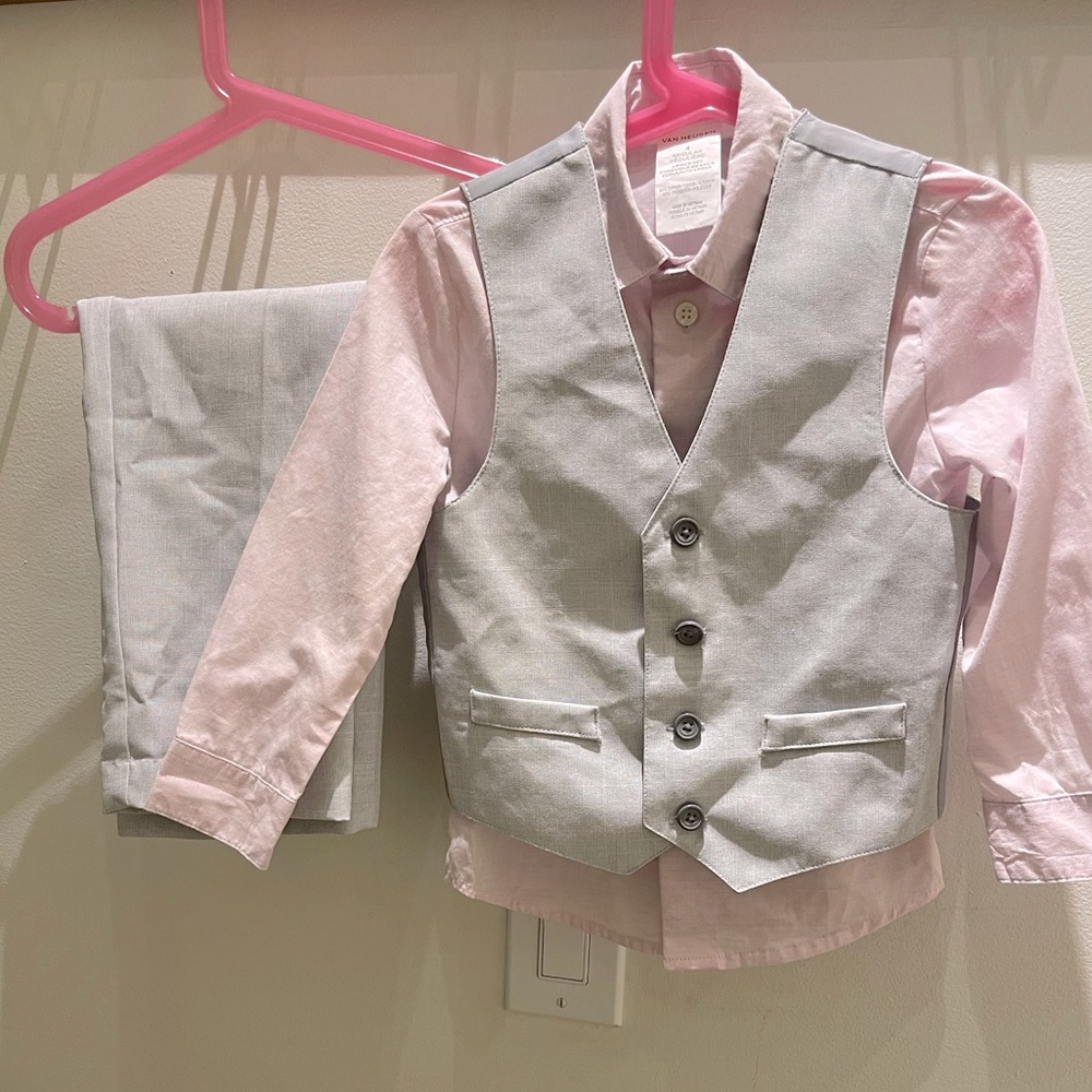 Van Huesen Boys size 4 three piece suit light grey